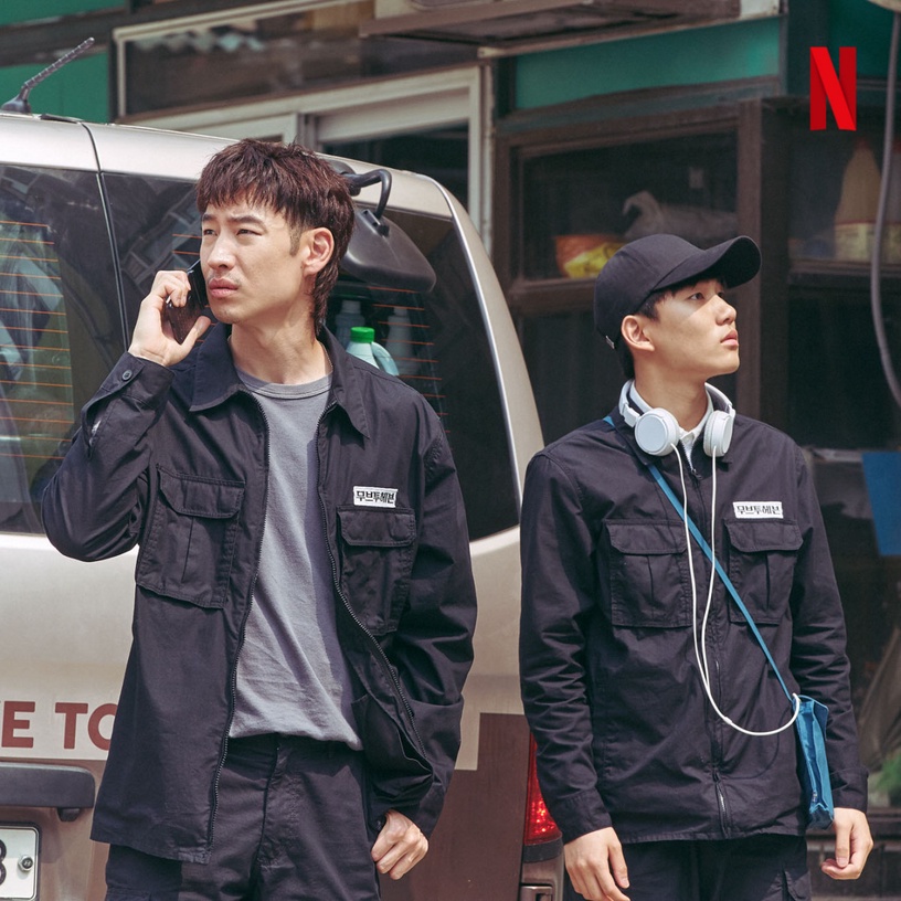 2021Netflix強檔韓劇劇照公開!《屍戰朝鮮》全智賢美貌遮緊緊,孔劉超帥太空扮相曝光