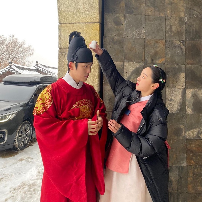 《哲仁王后》金正賢&申惠善直播合體!帝后CP戲外高甜互動,金正賢:寫歌時想的是中殿