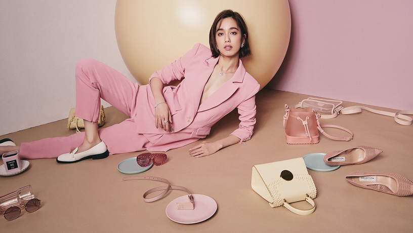 (左)FASHION/C/MEO(by LIGHTWELL)、SHOES & BAG/CHARLES & KEITH、GLASSES/Simone RochaxH&M/JEWELRY/Harry Winston。(右)BLAZER/DOUCHANGLEE、SHIRT/JW ANDERSON(by onefifteen初衣食午)