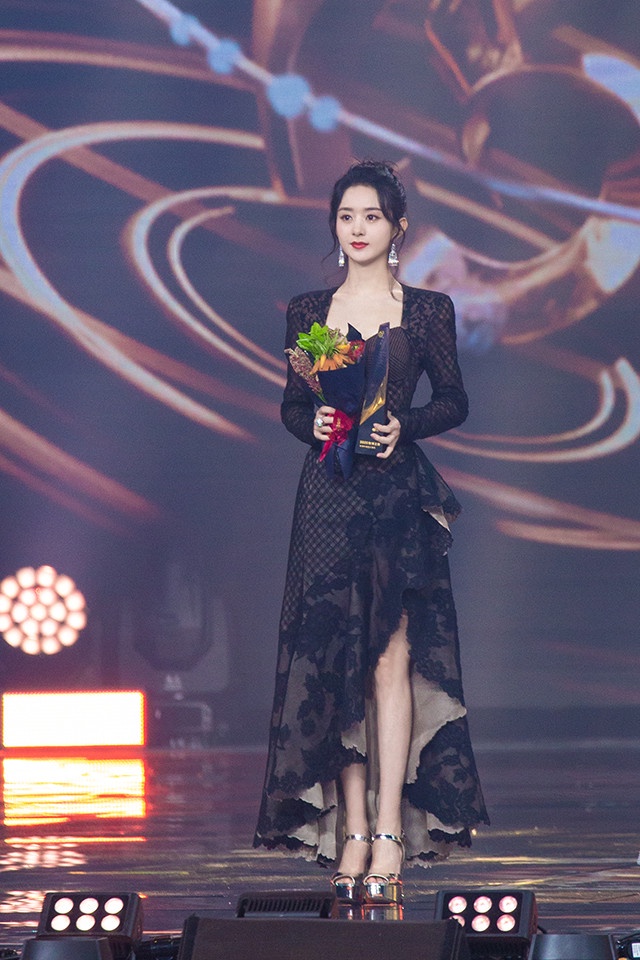微博之夜女星紅毯造型未修vs精修1:趙麗穎