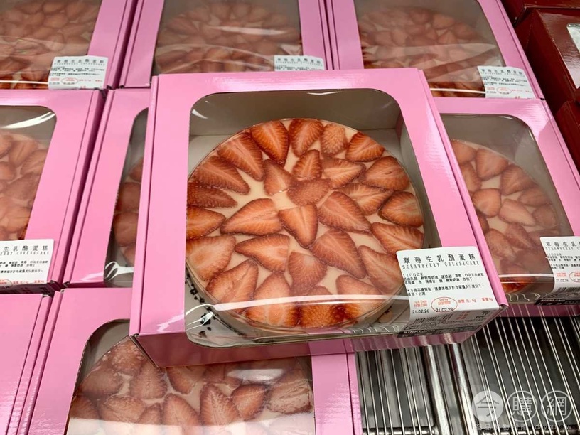 好市多新推出「草莓生乳酪蛋糕」!酸甜草莓生乳酪+OREO底層,草莓控快衝好市多!