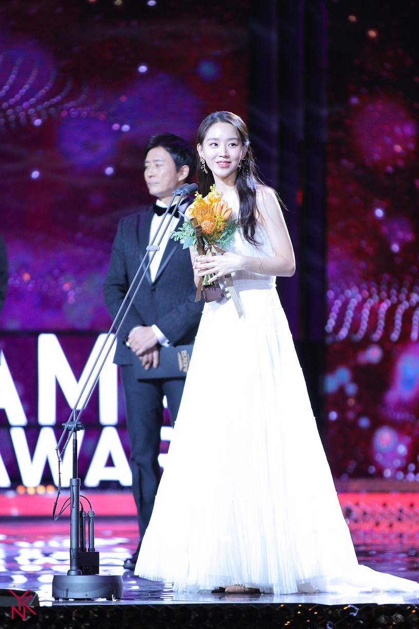 《哲仁王后》申惠善高挑臉卻超小!6位小臉擔當,潤娥臉比手掌還小&徐睿知臉只有他一半