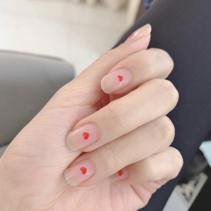 2021情人節美甲圖鑑!紅色系美甲神顯白,暈染美甲超仙、Angelababy同款美甲招桃花