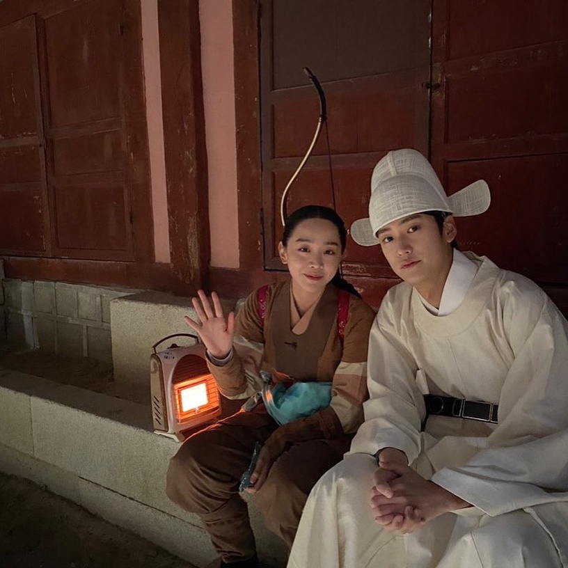 《哲仁王后》申惠善&金正賢去看熟手話劇!主演戲外好感情,羅人友超愛撒嬌:想抱抱昭容