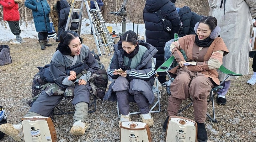 《哲仁王后》申惠善&金正賢去看熟手話劇!主演戲外好感情,羅人友超愛撒嬌:想抱抱昭容