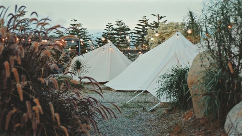 自然圈農場以獨創的包廂式露營區為特色，每圈為一個包廂，且一圈只接待一組客人。