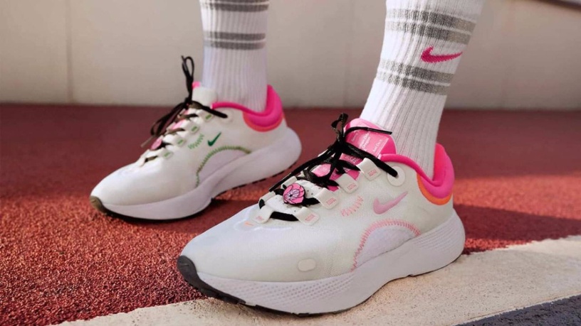 2021春夏必備「櫻花粉色球鞋」!CONVERSE厚底、NIKE花卉鞋款超夢幻,為穿搭加一點浪漫