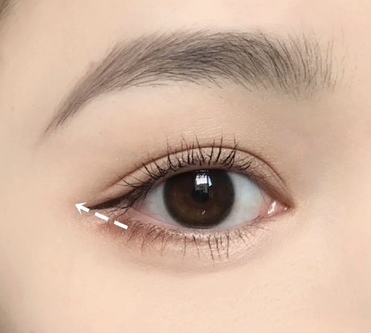 腫泡眼、內雙單眼皮必看!彩妝師超簡單「消腫不髒」眼妝畫法,眼影塗抹方向是重點