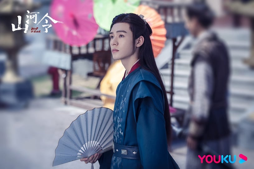 古裝劇《山河令》溫客行造型4:孔雀綠廣袖飛肩圓領衫