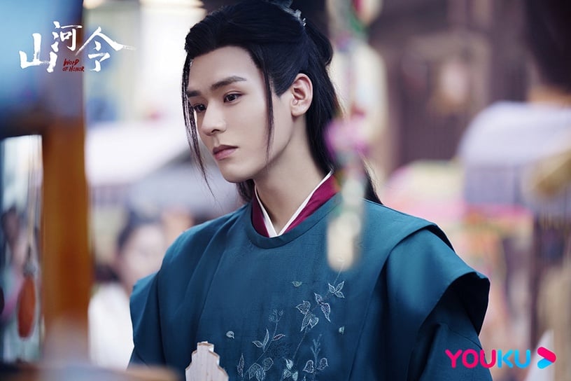 古裝劇《山河令》溫客行造型4:孔雀綠廣袖飛肩圓領衫
