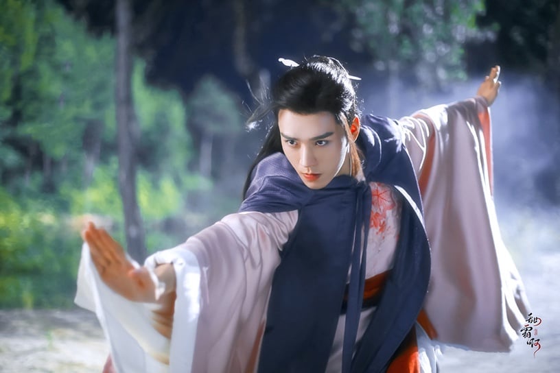 古裝劇《山河令》溫客行造型10:粉淺色配大紅長袍