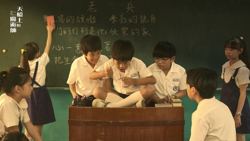 Netflix《天橋上的魔術師》結局劇情解析!魔術師時間「逆著走」?小不點消失第一集就埋梗!