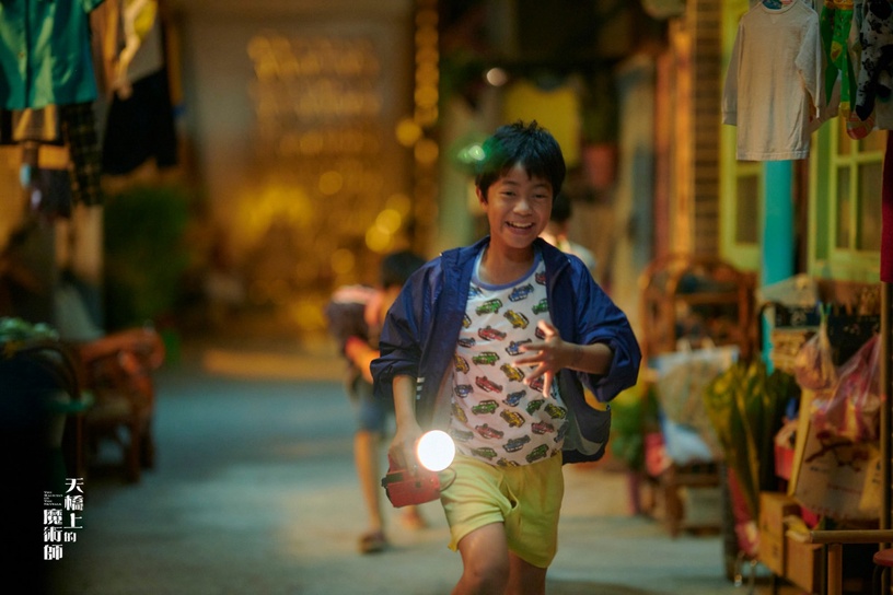 Netflix《天橋上的魔術師》結局劇情解析!魔術師時間「逆著走」?小不點消失第一集就埋梗!