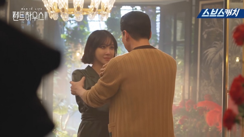 《上流戰爭2》羅根&愛嬌激吻花絮公開!柳真笑暈不忘拍照,這場吻戲太弱嚴基俊都吐嘈了