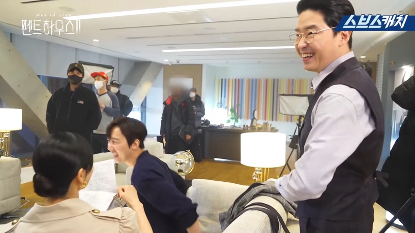 《上流戰爭2》羅根&愛嬌激吻花絮公開!柳真笑暈不忘拍照,這場吻戲太弱嚴基俊都吐嘈了
