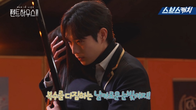 《上流戰爭2》羅根&愛嬌激吻花絮公開!柳真笑暈不忘拍照,這場吻戲太弱嚴基俊都吐嘈了