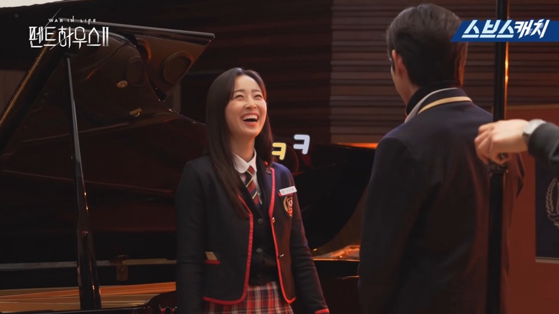《上流戰爭2》羅根&愛嬌激吻花絮公開!柳真笑暈不忘拍照,這場吻戲太弱嚴基俊都吐嘈了
