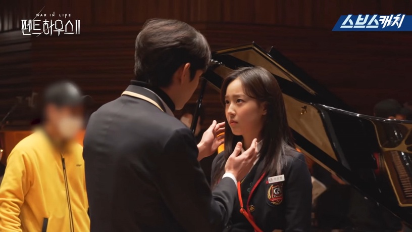 《上流戰爭2》羅根&愛嬌激吻花絮公開!柳真笑暈不忘拍照,這場吻戲太弱嚴基俊都吐嘈了