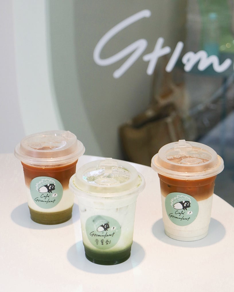 香菜拿鐵超狂!外帶咖啡店「幸奮劑」新開幕,三色漸層擂茶拿鐵超欠拍