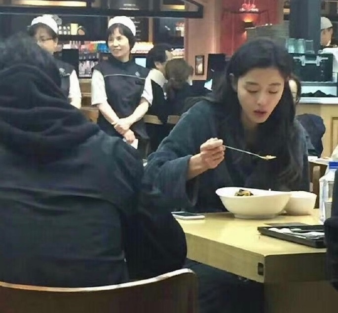 路人鏡頭下的女明星!宋慧喬被讚像芭比,網見到孫藝珍&玄彬本人:「根本雕像&洋娃娃」