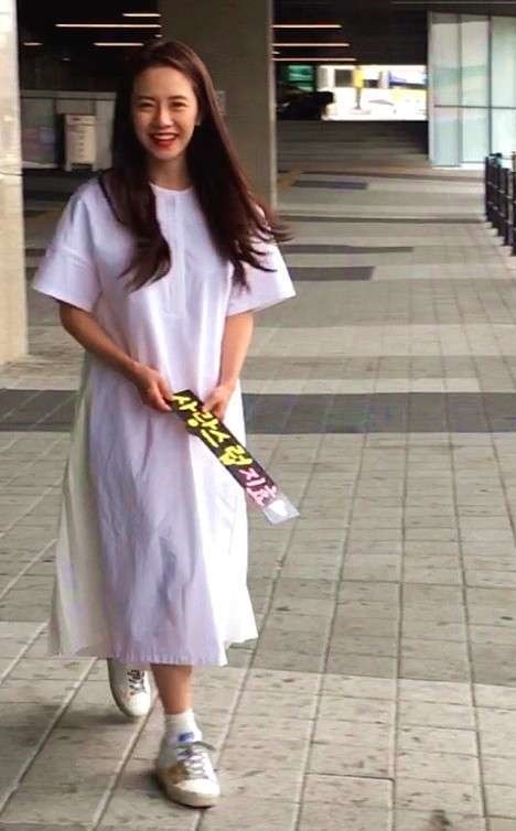路人鏡頭下的女明星!宋慧喬被讚像芭比,網見到孫藝珍&玄彬本人:「根本雕像&洋娃娃」