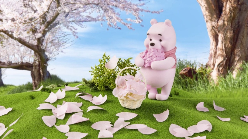 日本迪士尼「Fluffy Puffy植絨公仔系列」推出全新「粉紅櫻花維尼」，快右滑看更多介紹