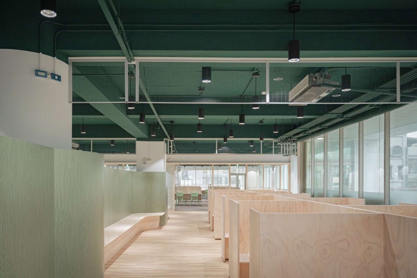 新竹絕美森林系圖書館!新竹最大圖書館「龍山分館」,綠色、木質色調打造療癒閱讀森林