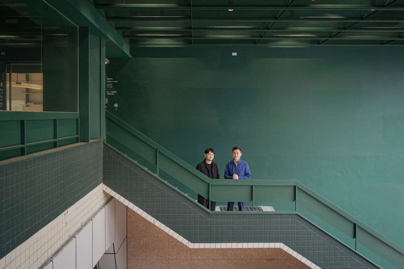 新竹絕美森林系圖書館!新竹最大圖書館「龍山分館」,綠色、木質色調打造療癒閱讀森林