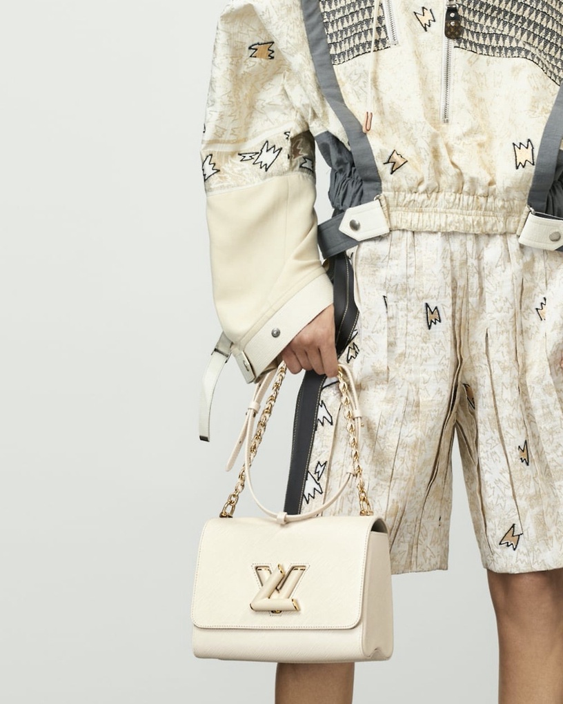 2021奶茶色精品包推薦:LOUIS VUITTON TWIST MM,NT138,000