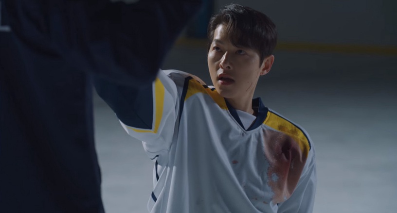 Netflix《黑道律師文森佐》車瑛危險了?阿佐開槍打爆他左耳,預告手握「沾血項鍊」,張漢碩逃獄復仇?