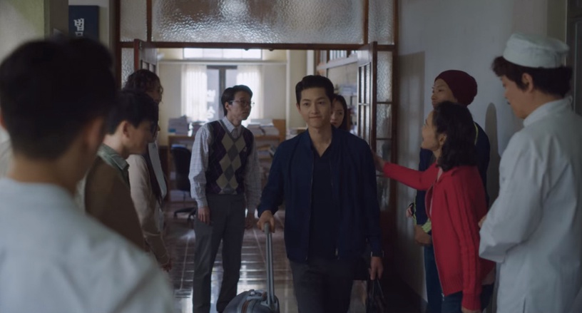 Netflix《黑道律師文森佐》車瑛危險了?阿佐開槍打爆他左耳,預告手握「沾血項鍊」,張漢碩逃獄復仇?
