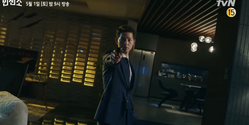 Netflix《黑道律師文森佐》車瑛危險了?阿佐開槍打爆他左耳,預告手握「沾血項鍊」,張漢碩逃獄復仇?