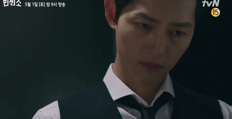 Netflix《黑道律師文森佐》車瑛危險了?阿佐開槍打爆他左耳,預告手握「沾血項鍊」,張漢碩逃獄復仇?