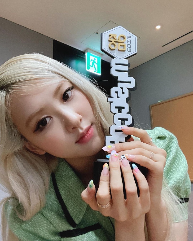 明星美甲特蒐!朴信惠、太妍美甲清爽可愛,表藝珍款顯白、Jennie是繽粉美甲圖鑑