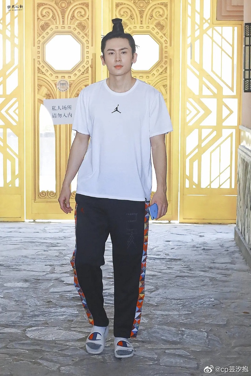 超接地氣!7位「拖鞋控」明星,李現從高冷男神變沙雕大爺,張哲瀚拖鞋被踩上熱搜