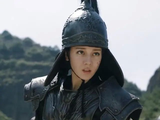 迪麗熱巴「毀顏值」的奇葩古裝造型8:《三生三世枕上書》過大的頭盔