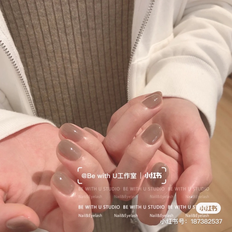 氣質爆棚「烏龍拿鐵色」美甲圖鑑!簡單素色低調溫潤,搭配暈染、金屬色更有質感