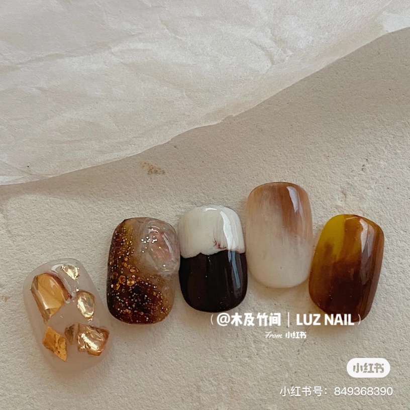 氣質爆棚「烏龍拿鐵色」美甲圖鑑!簡單素色低調溫潤,搭配暈染、金屬色更有質感
