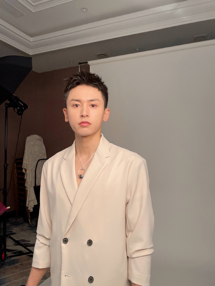到底有什麼你不會!盤點9位十項全能明星,張哲瀚是運動天才,這些演員玩樂器都一把罩