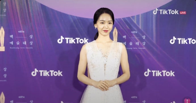 57百想紅毯造型!金素妍秀渾圓雙乳,金秀賢宋仲基李準基同場尬帥,這兩位禮服選錯了?