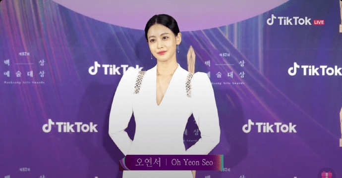 57百想紅毯造型!金素妍秀渾圓雙乳,金秀賢宋仲基李準基同場尬帥,這兩位禮服選錯了?