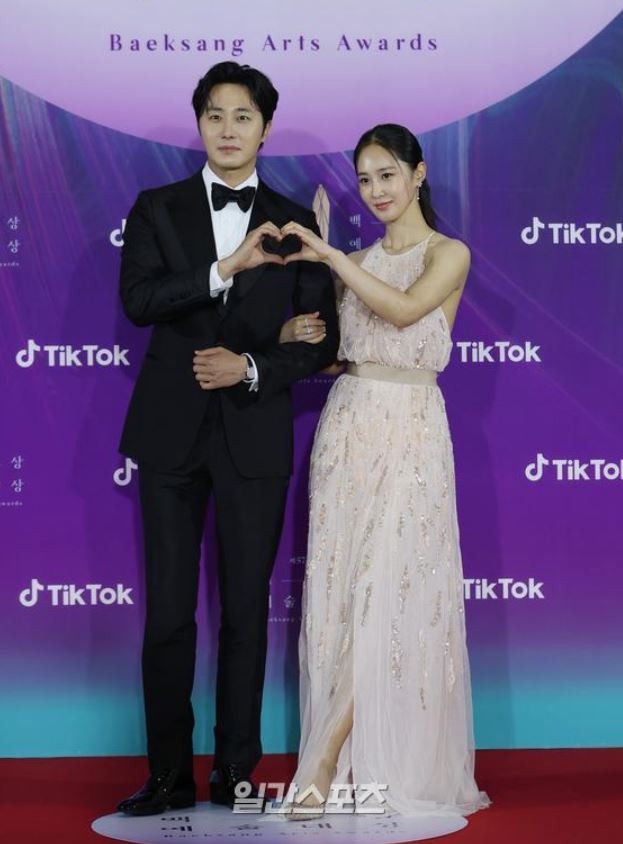 57百想紅毯造型!金素妍秀渾圓雙乳,金秀賢宋仲基李準基同場尬帥,這兩位禮服選錯了?