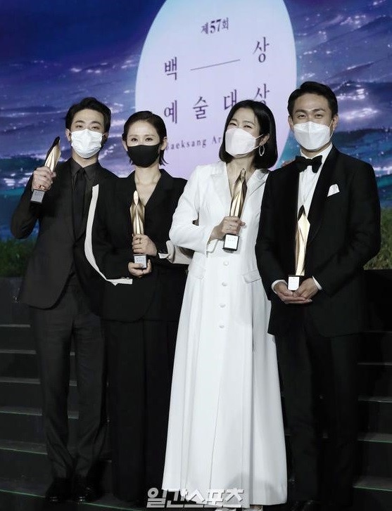 金秀賢淚了!57百想同框的韓劇CP!徐仁國&朴寶英超配,嚴基俊給金素妍一個大抱抱!
