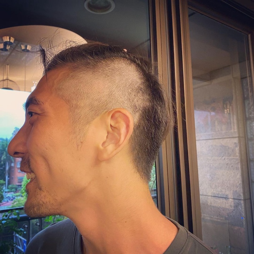 明星宅家防疫日常!賈靜雯幫修杰楷剃頭又放閃,陳庭妮拍《火神的眼淚》感慨醫護太辛苦