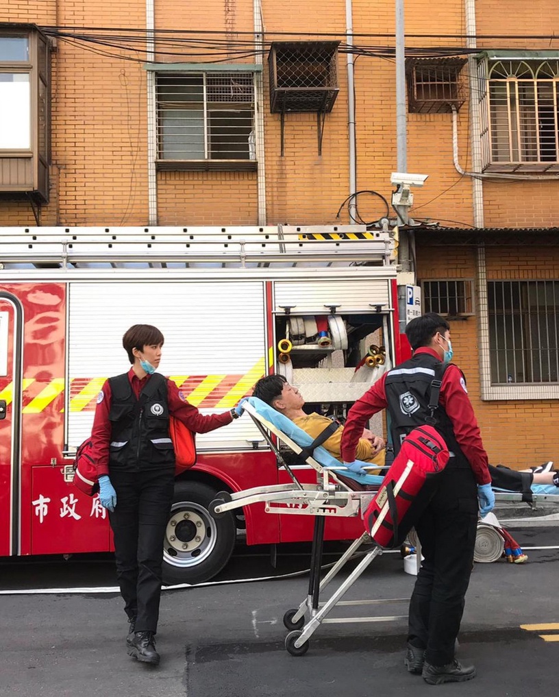 明星宅家防疫日常!賈靜雯幫修杰楷剃頭又放閃,陳庭妮拍《火神的眼淚》感慨醫護太辛苦