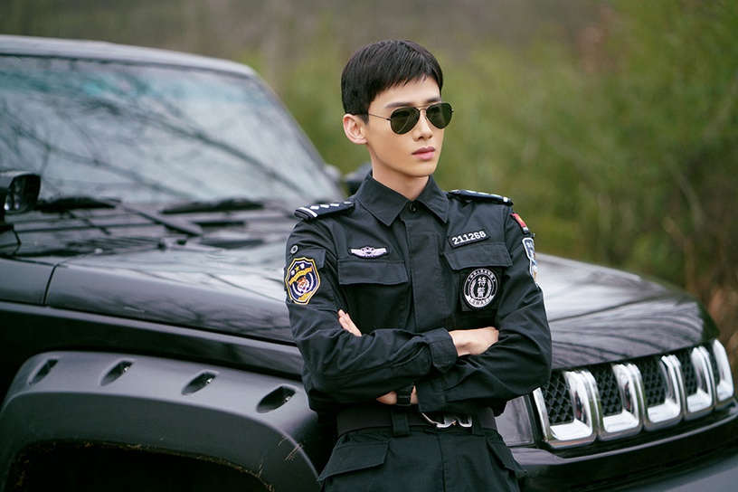 陸劇男星「特警造型」2:白敬亭 飾演《你是我的城池營壘》邢克壘