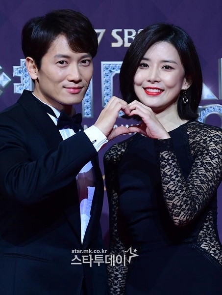 池晟寵妻舉動又+1!應援《我的上流世界》讚李寶英「世界最美」,女兒:他們很愛對方♥