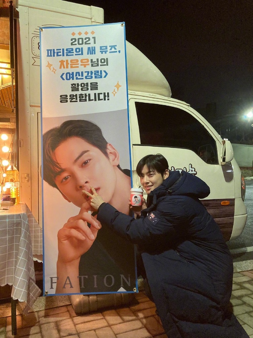 韓劇男星拍照習慣!池珍熙大叔自拍有秘密?朴敘俊在吸取智商?車銀優對鼻孔迷之執著!
