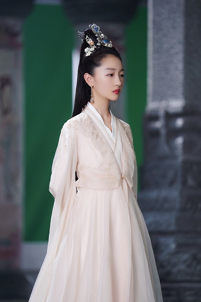 古裝被嫌醜的陸劇女星1:周冬雨《千古玦塵》