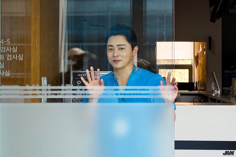 關於《機智醫生生活》曹政奭的6件事!愛即興演出、自己加戲,是演藝圈新好男人代表
